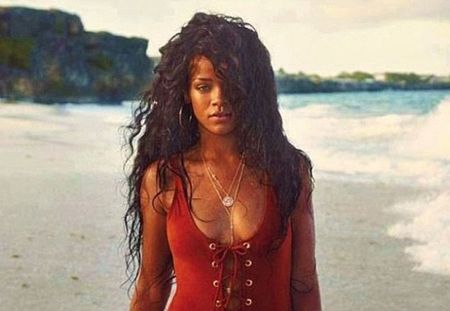 Rihanna : Chevelure de rêve et maillot de bain sexy à la Barbade (Photos)
