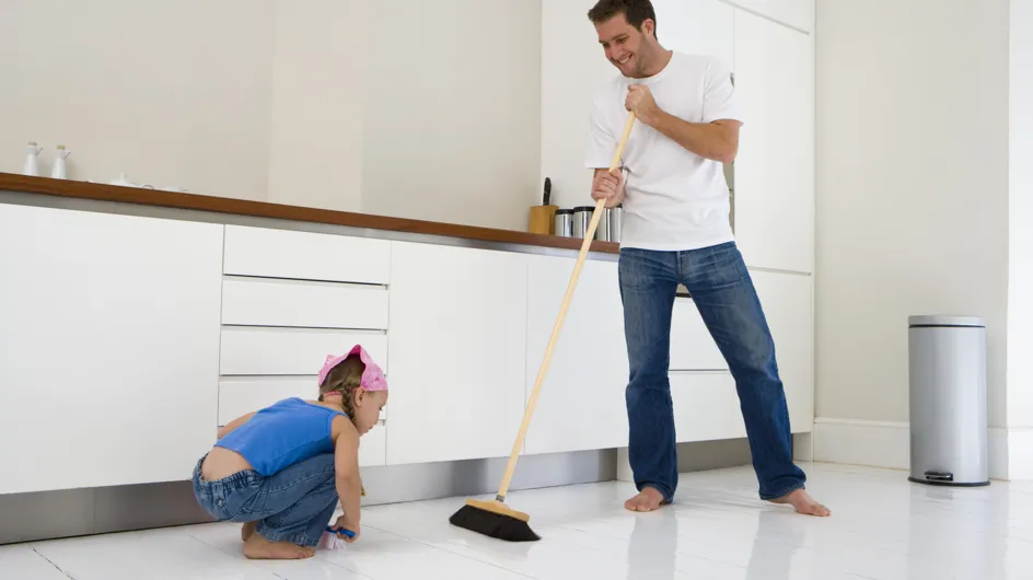 Les hommes qui participent aux tâches ménagères feraient moins l’amour