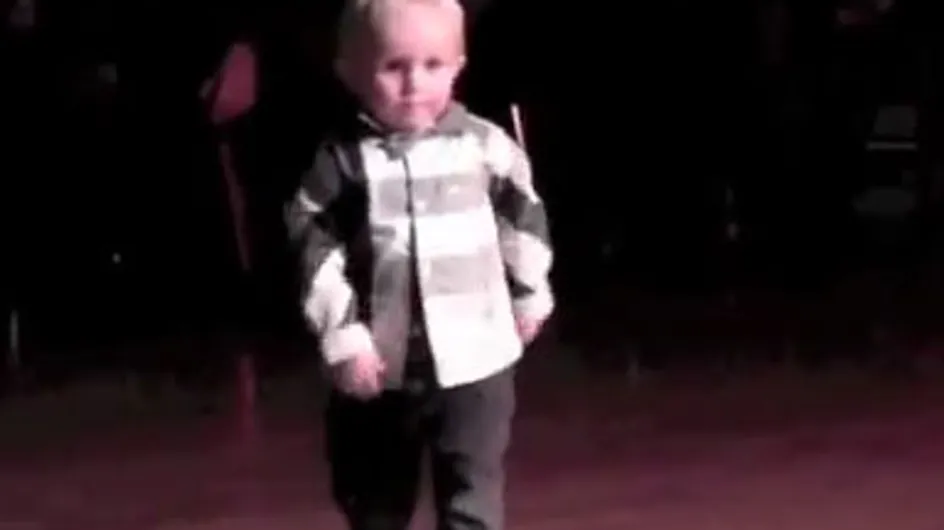 Buzz : Le bébé qui danse sur Elvis (Vidéo)