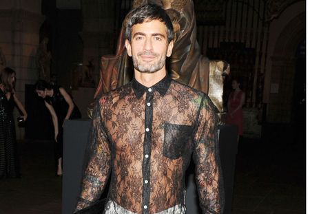 Marc Jacobs : En robe transparente sur le tapis rouge ! (Photos)