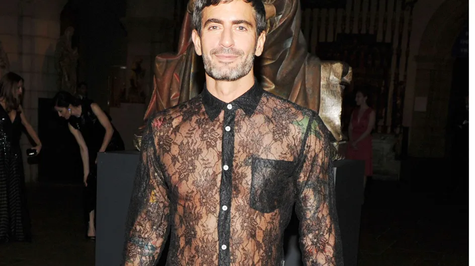 Marc Jacobs : En robe transparente sur le tapis rouge ! (Photos)