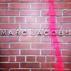 Marc Jacobs : Sa boutique vandalisée, il riposte avec humour ! (Photos)