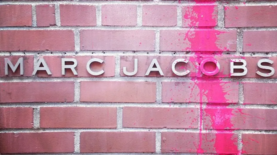 Marc Jacobs : Sa boutique vandalisée, il riposte avec humour ! (Photos)