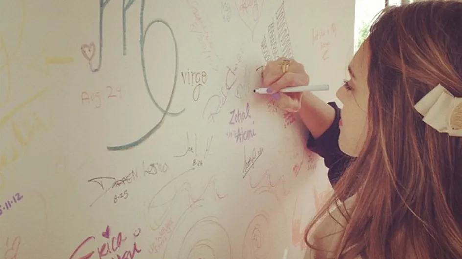 Jessica Alba : Elle tague les murs des locaux Facebook ! (Photos)