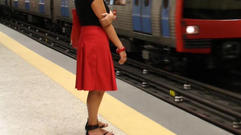 Il découpe les jupes des filles dans le métro