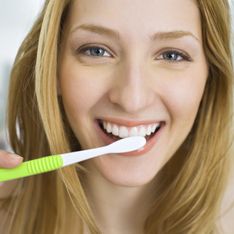 Dents : Attendez 30 minutes après un repas pour les brosser !