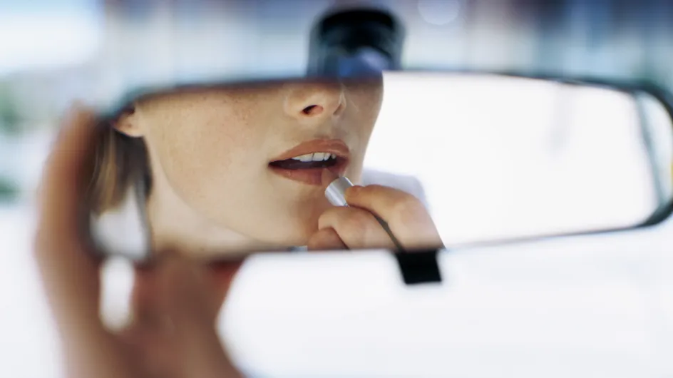 Maquillage : Se pomponner ou conduire, il faut choisir (Vidéo)
