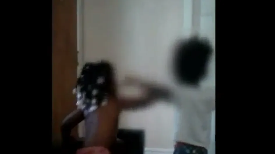 Une femme force ses fillettes à se battre violemment (Vidéo)