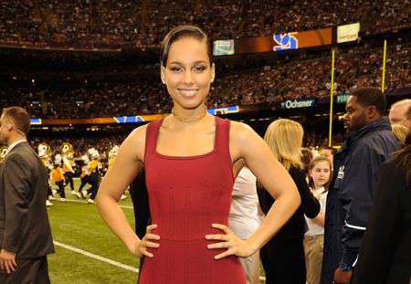 Super Bowl : Le look loupé d'Alicia Keys (Photos)