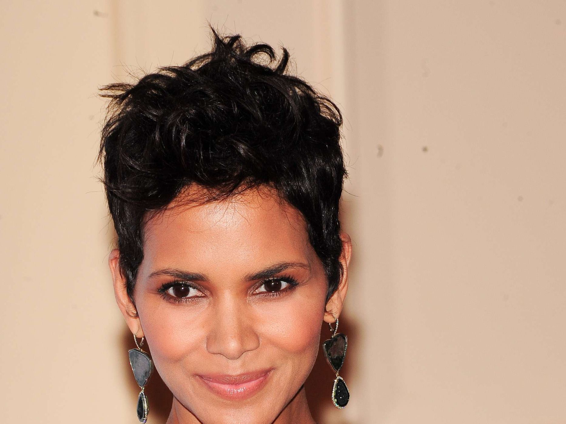 Halle Berry Sexy En Vivienne Westwood Pour Les Naacp Awards Photos