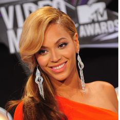 Beyoncé : Son look lors du Super Bowl fait scandale (Photos)