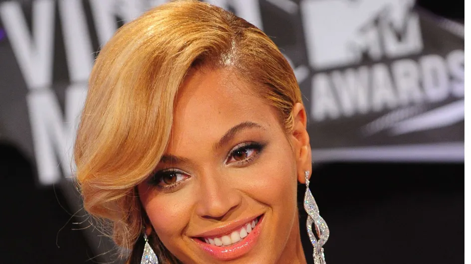 Beyoncé : Son look lors du Super Bowl fait scandale (Photos)