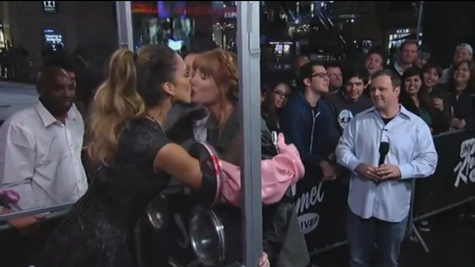 Jessica Alba : Elle embrasse ses fans sur la bouche ! (Vidéo)