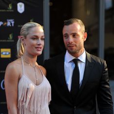 L’athlète Oscar Pistorius abat sa petite-amie, le mannequin Reeva Steenkamp, par erreur