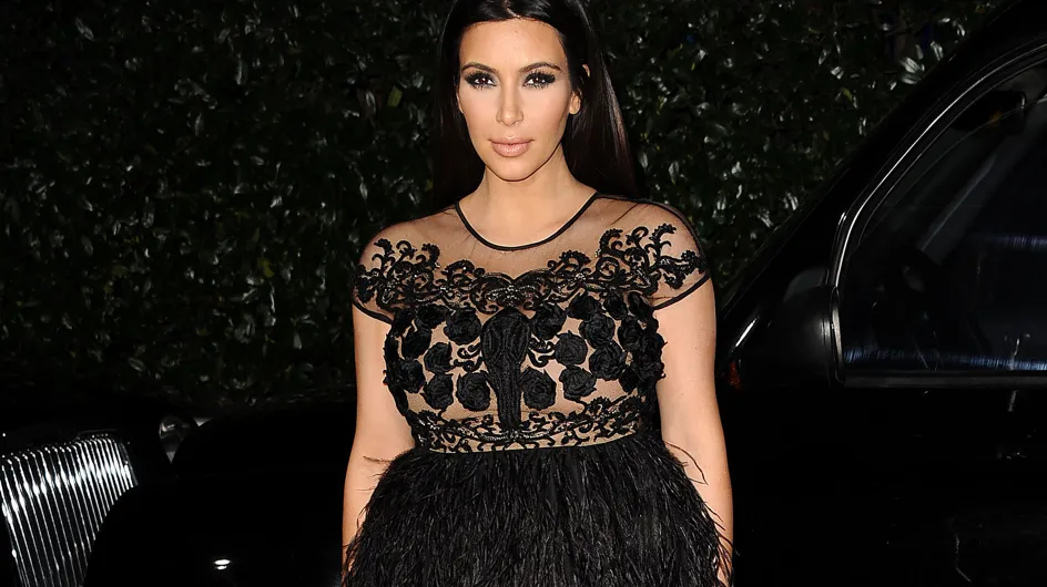 Kim Kardashian : C’est quoi ce look d’autruche ? (Photo)
