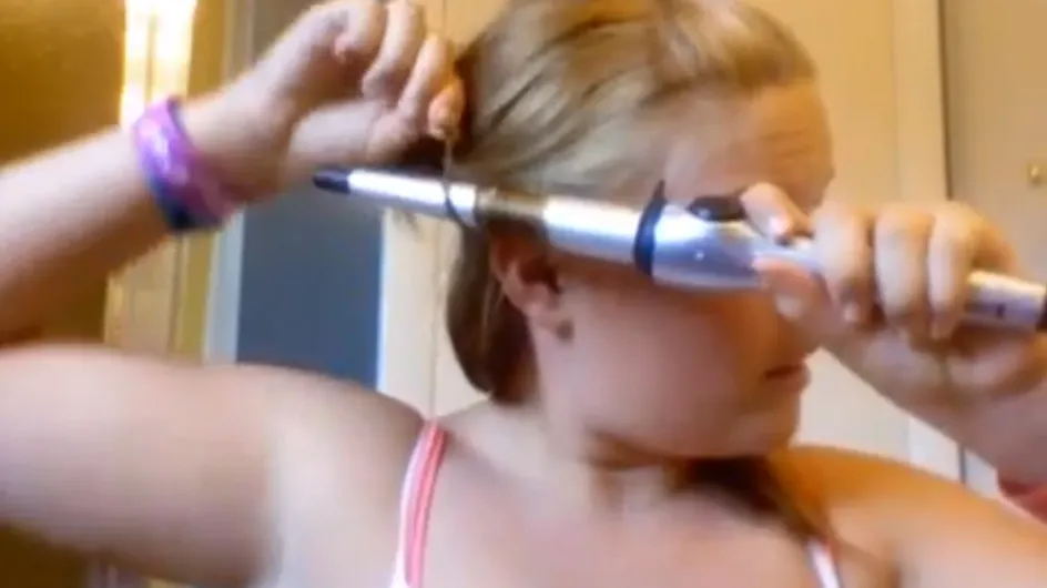 Elle se brûle les cheveux pendant un tutoriel beauté ! (Vidéo)