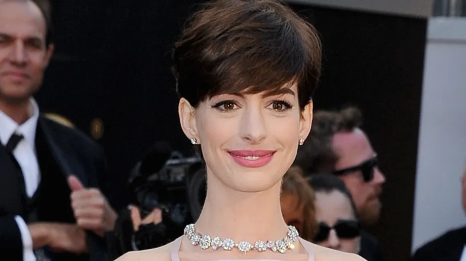 Oscars 2013 : Les tétons d'Anne Hathaway font le buzz (Photos)