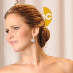 Oscars 2013 : Jennifer Lawrence fait un doigt d'honneur sur le tapis rouge (Photos)