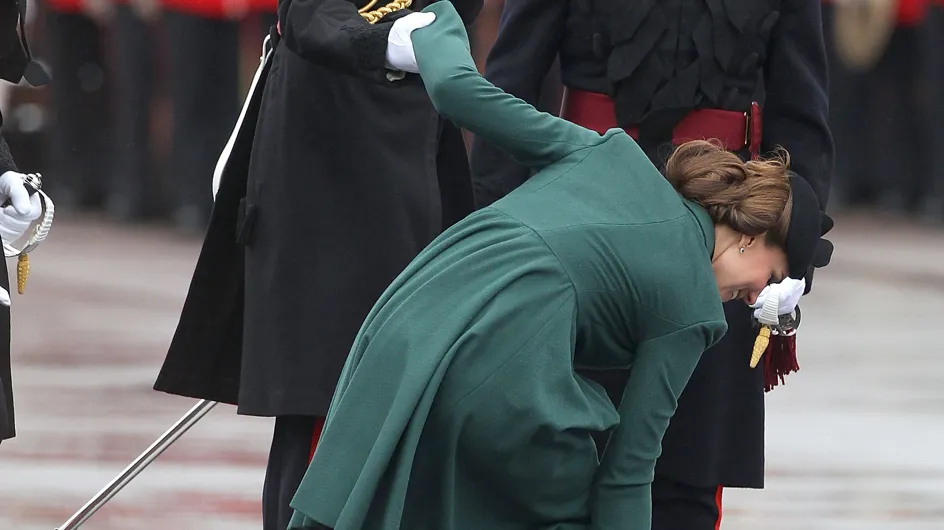 Kate Middleton coince son talon dans une plaque d'égout ! (Vidéo)