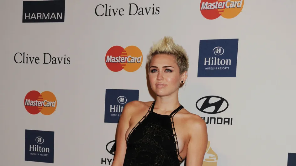Miley Cyrus se fait tatouer une pompe aortique (Photo)
