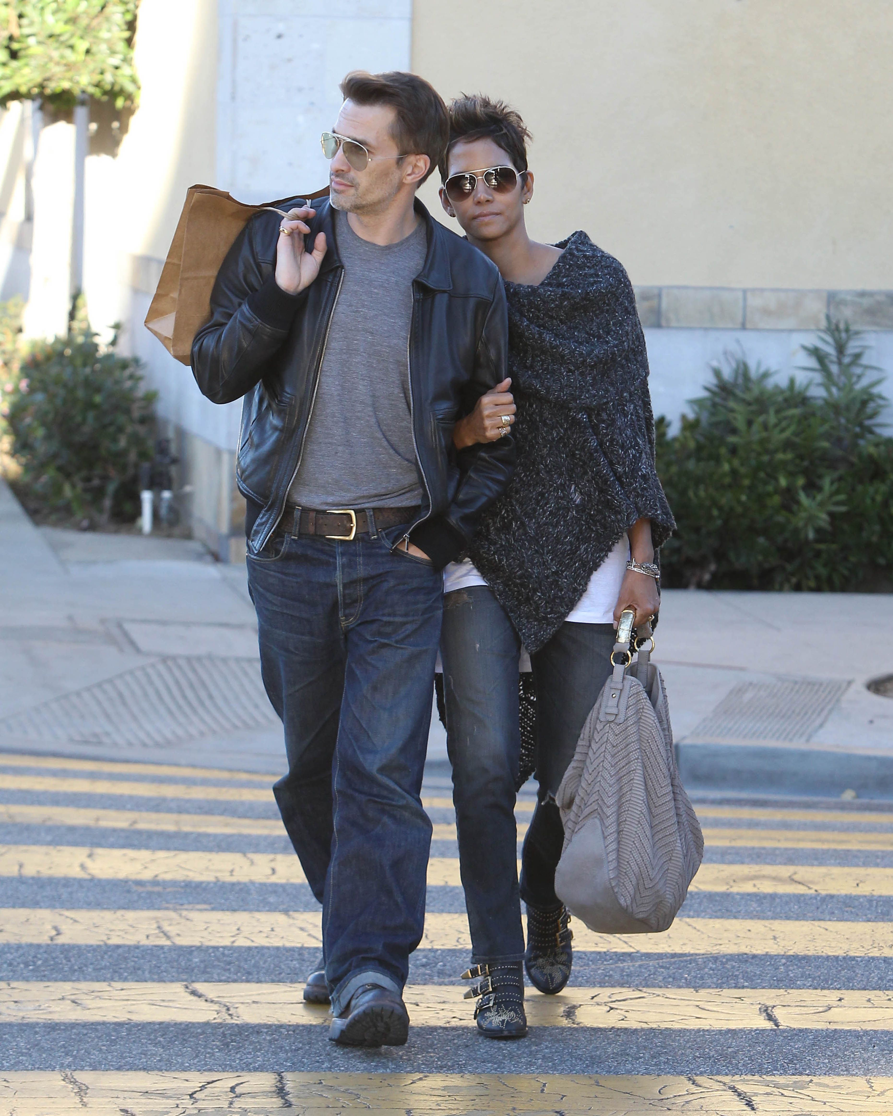 Milpau - Halle Berry enceinte en pantalon cuir