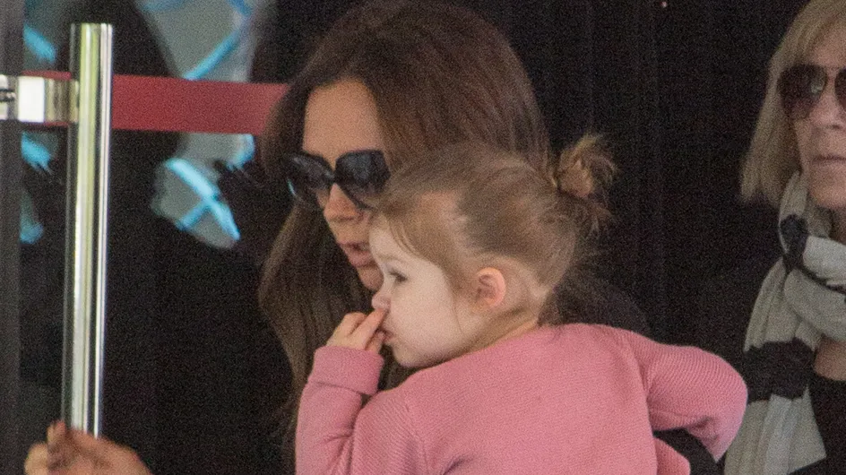 Victoria Beckham : Sa fille Harper, les doigts dans le nez ! (Photos)