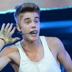 Justin Bieber seems care-free despite police raid on his tour bus