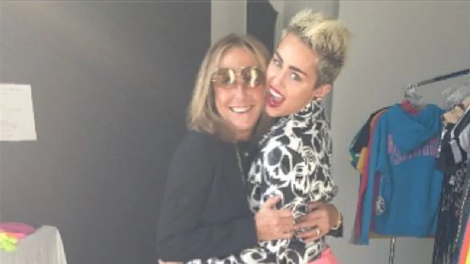 Miley Cyrus : Elle nous montre sa culotte rose (Photo)