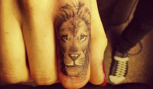 Cara Delevingne Tattoo Model Gets Finger Inked With Lion Design By Rihanna S Tattoo Artist