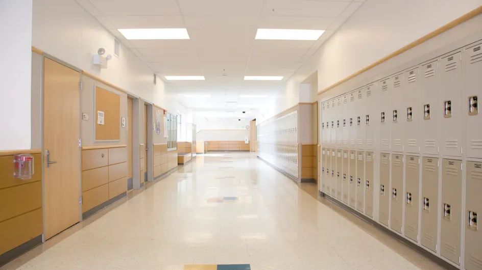 Un homme se suicide avec un fusil dans un hall d'école maternelle