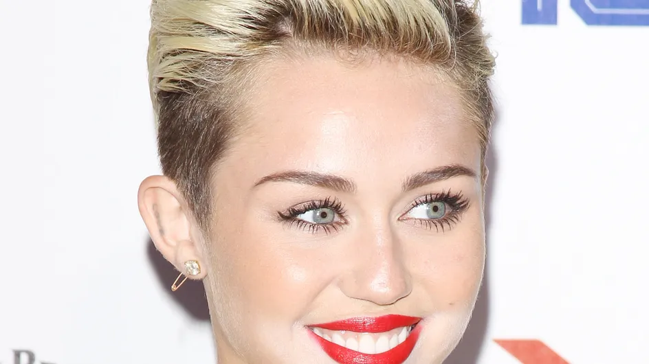 Miley Cyrus : Elle applique son fond de teint à la truelle et ressemble au Joker