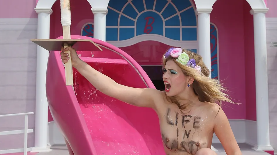 Les Femen en colère devant la maison géante de Barbie à Berlin (Photos)