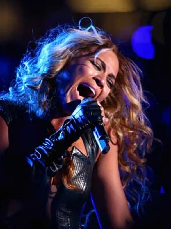 VIDEO: Beyoncé spanked by fan and offers to have him "escorted out"