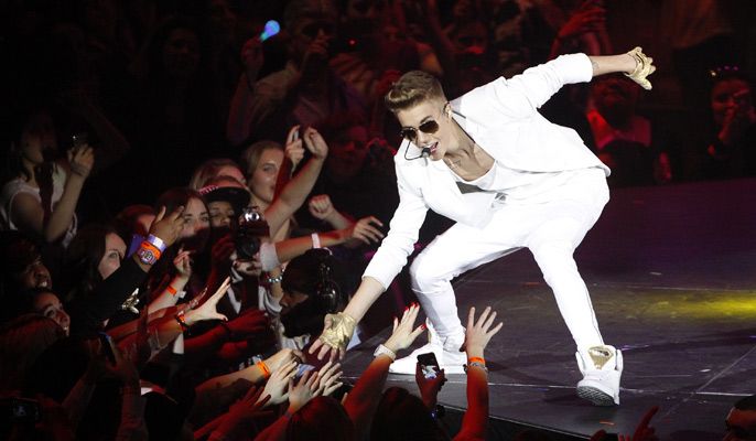 Bieber shrugs off paternity claims