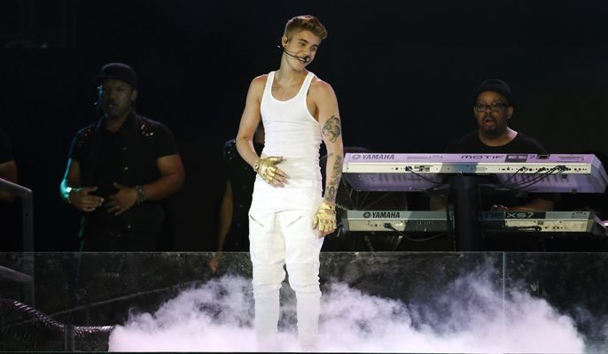 Bieber shrugs off paternity claims