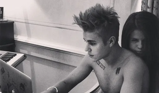 Bieber shrugs off paternity claims