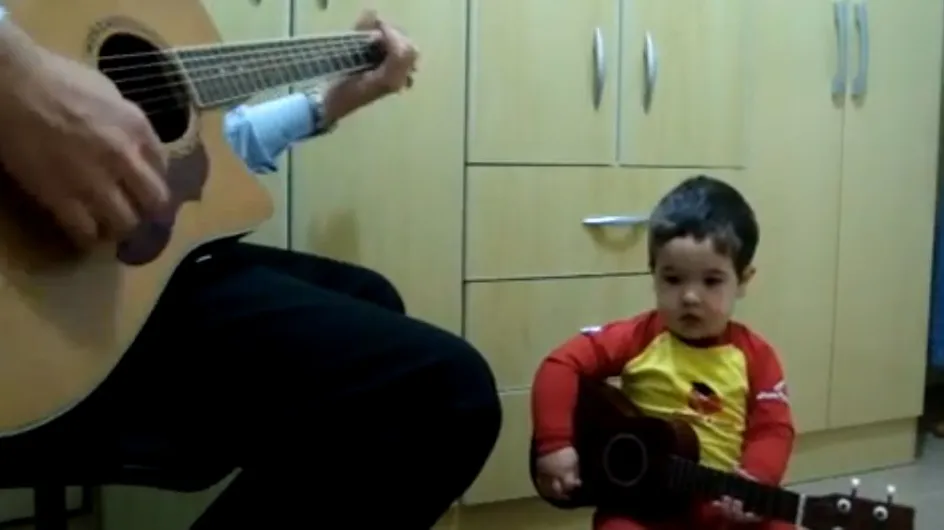 Un petit garçon de 2 ans chante les Beatles avec son papa (Vidéo très très mignonne !)