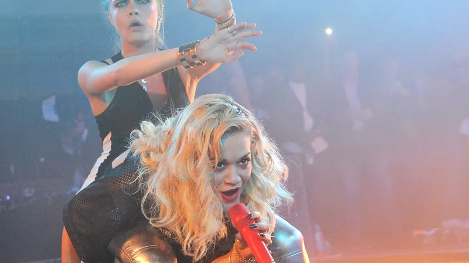 Rita Ora : Déchaînée avec Cara Delevingne lors de son concert (Vidéo)