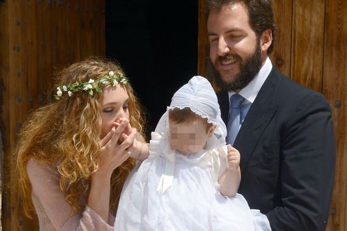 Blanca besa la mano de su pequeño