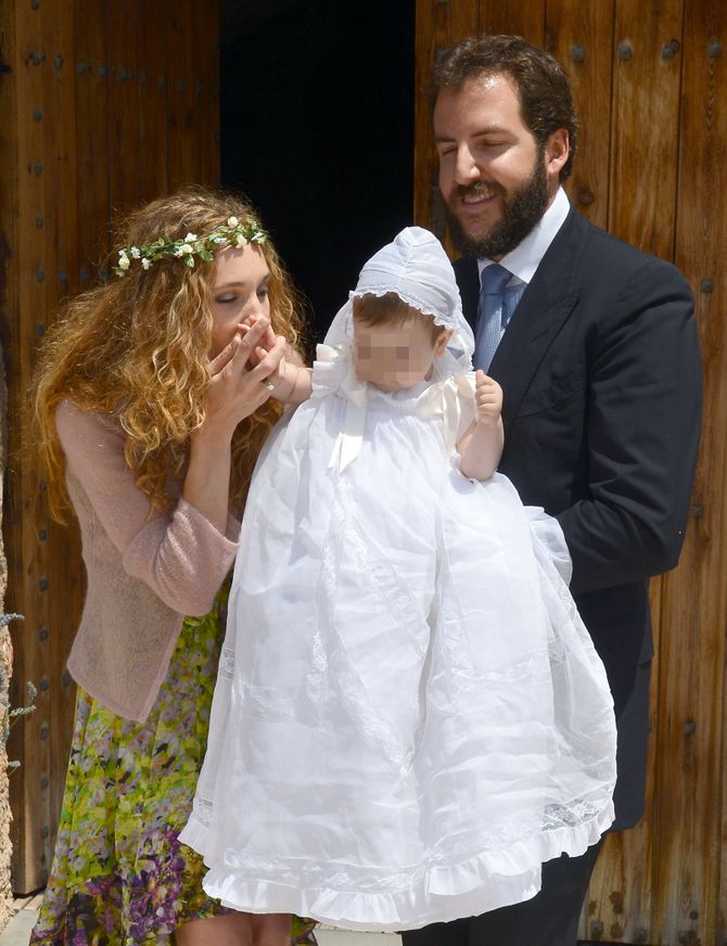 Blanca besa la mano de su pequeño