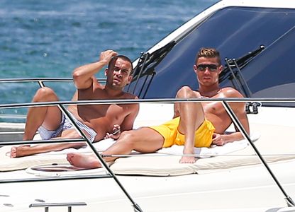 Cristiano Ronaldo se broncea en un yate