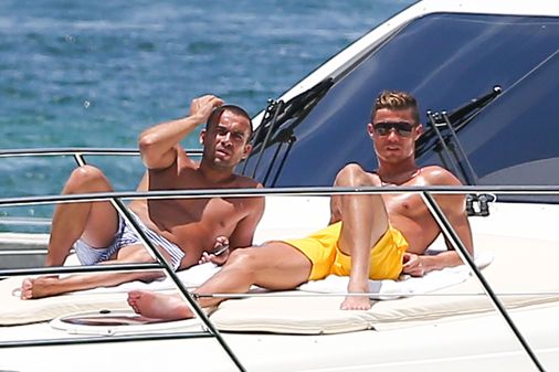 Cristiano Ronaldo se broncea en un yate