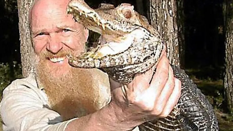 Il meurt mordu par sa vipère, voulant aider les gens à surmonter leur peur du serpent
