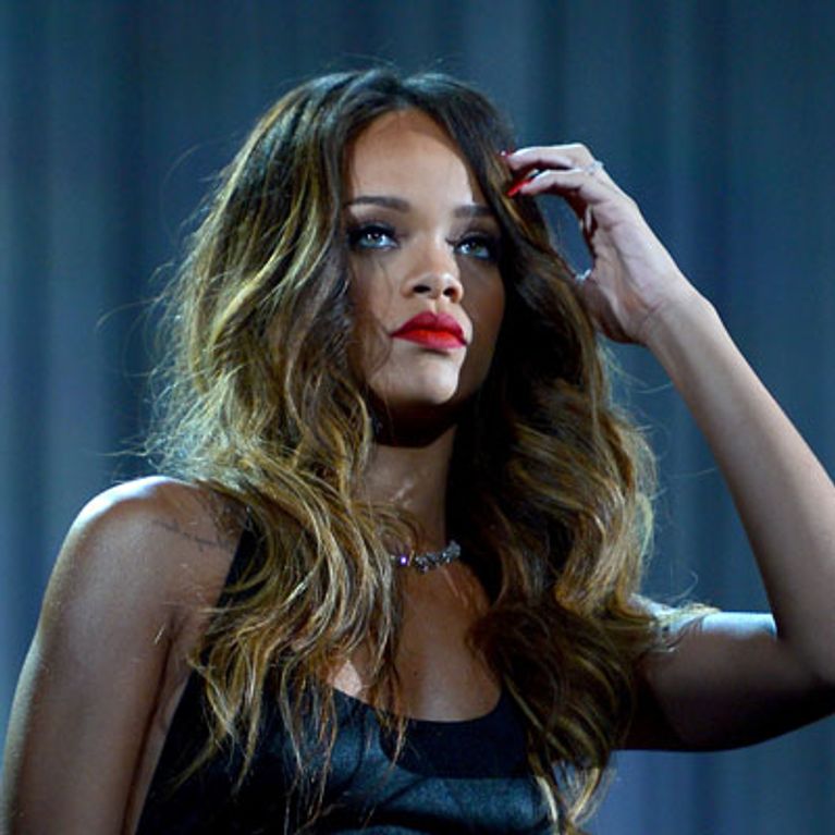 SHOCK VIDEO Rihanna filmed hitting overeager fan with her microphone?