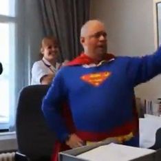 Un directeur d’hôpital se dandine en superman et irrite l’Angleterre (vidéo)