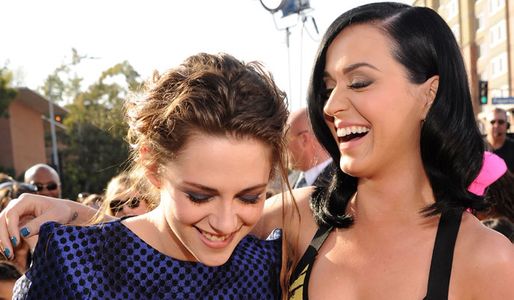 Kristen Stewart and Katy Perry get close at the Kid's Choice Awards