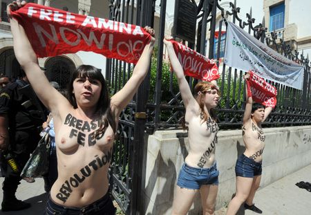 Femen : Elles interpellent François Hollande, seins nus, au Bourget (Vidéo)