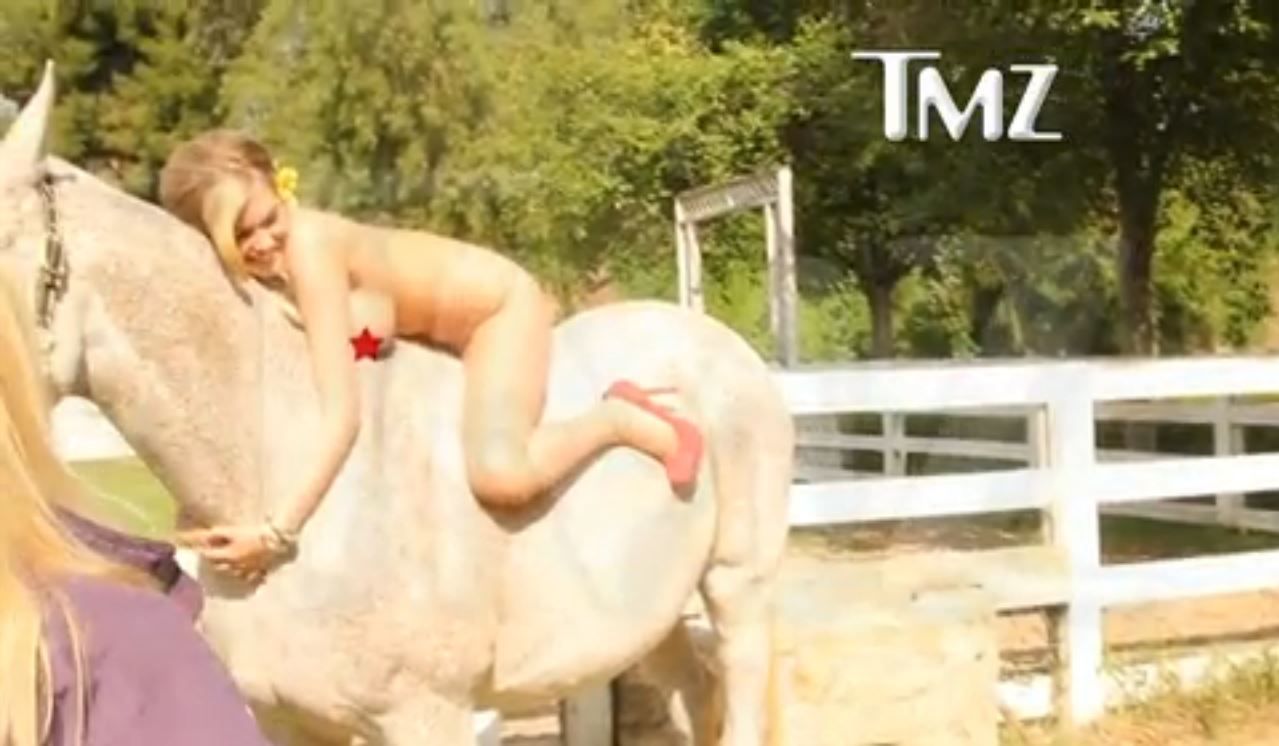 Kate Upton : Nue sur un cheval