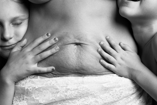 Niñas abrazadas a un vientre