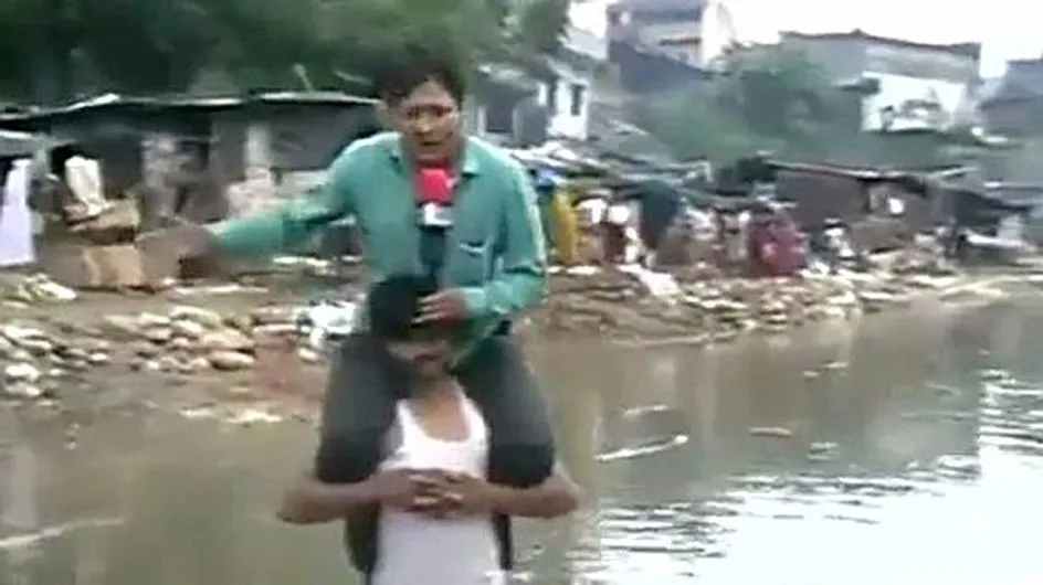 Inde : Il tourne un sujet sur les inondations…au sec sur les épaule d'une victime